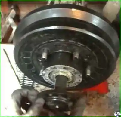 Снятие и установка колодок заднего колеса Снятие и установка колодок заднего колеса