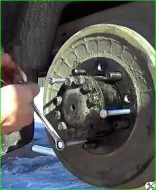 Снятие и установка колодок заднего колеса Снятие и установка колодок заднего колеса