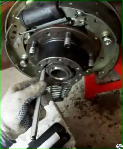 Снятие и установка колодок заднего колеса Снятие и установка колодок заднего колеса