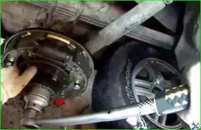 Снятие и установка колодок заднего колеса Снятие и установка колодок заднего колеса