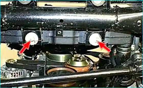 Отворачивание гаек тяг крепления радиатора