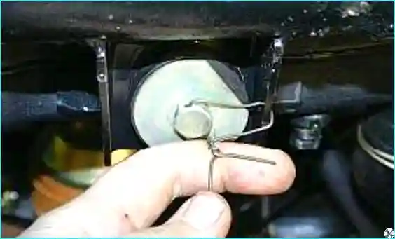 Нижнее крепление радиатора к кронштейнам рамы через резиновые подушки