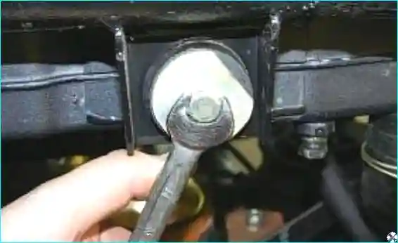 Выворачивание болта нижнего крепления радиатора