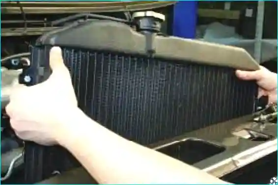 Извлечение радиатора из моторного отсека в сборе с электровентилятором