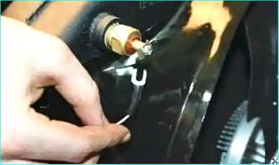 Разъединение колодки жгута проводов электровентилятора