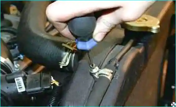 Снятие подводящего шланга с патрубка радиатора