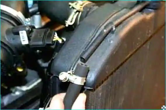 Ослабление хомута пароотводящего шланга