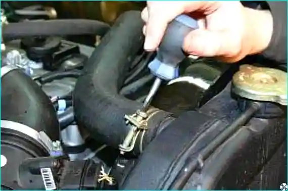 Отсоединение проводов от датчика аварийного перегрева охлаждающей жидкости