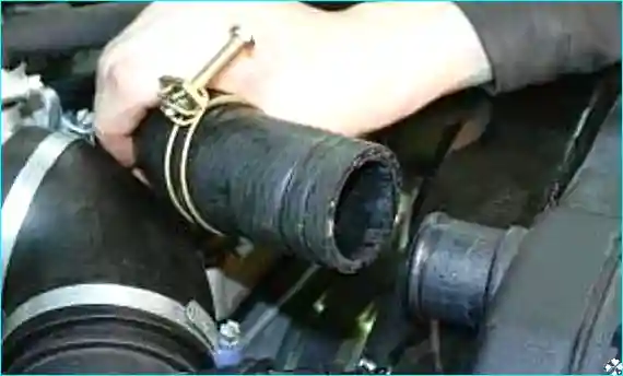 Ослабление хомута подводящего шланга радиатора