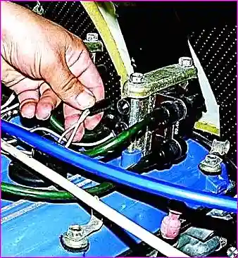 Отсоединение колодки жгута низковольтных проводов от модуля зажигания