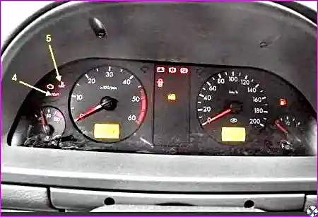 Проверка системы смазки: осмотр двигателя на наличие потеков масла