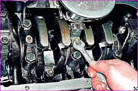 Подготовка к снятию масляного насоса: доступ к насосу после снятия картера