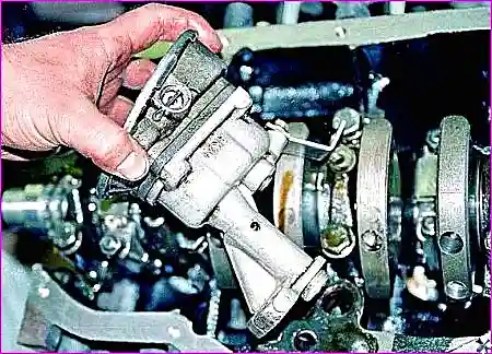 Снятие масляного насоса в сборе с маслоприемником