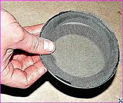 Отгибание краев сетки маслоприемника