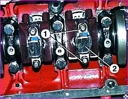 Снятие шатунных крышек