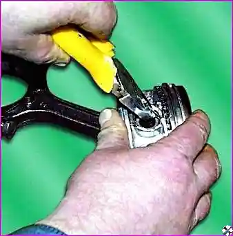 Снятие поршневых колец съемником