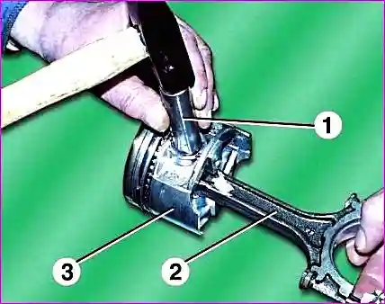Снятие стопорных колец поршневого пальца