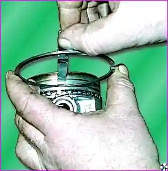 Измерение зазора между поршневым кольцом и канавкой на поршне