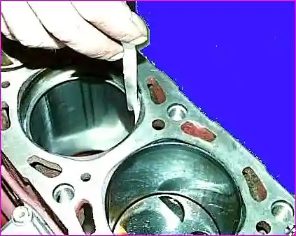 Измерение зазора в замке поршневого кольца в цилиндре