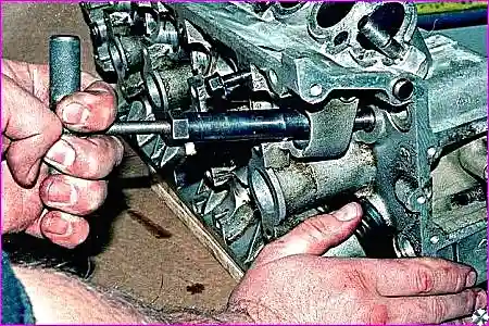 Надевание приспособления на стержень клапана