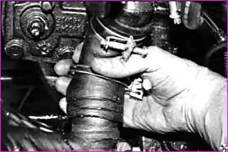 Ослабление хомута отводящего шланга радиатора