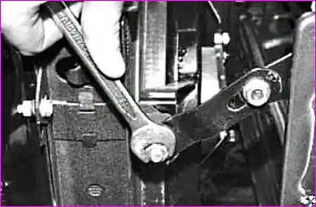 Снятие отводящего шланга с патрубка радиатора