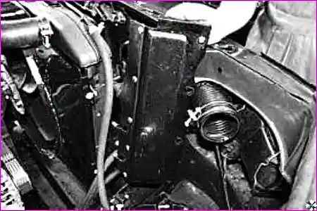 Снятие левого щитка радиатора