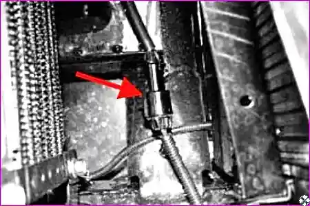 Снятие правого щитка радиатора