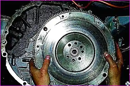 Выворачивание болтов крепления маховика