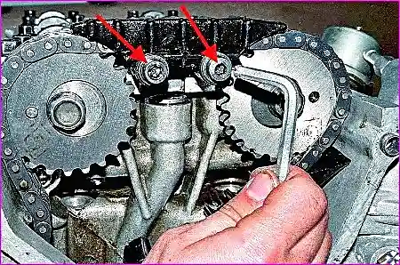 Выворачивание болтов крепления звездочек распределительных валов