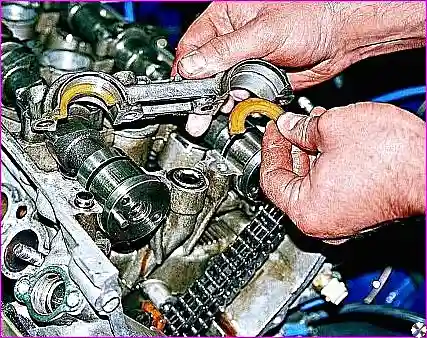 Снятие передней крышки подшипников и извлечение упорных полуколец