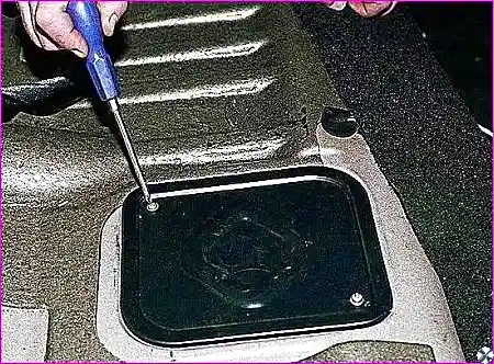 Откинутое пассажирское сиденье и открытый люк доступа к топливному модулю