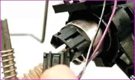 Извлечение стопорной шайбы из корпуса фильтра пассатижами