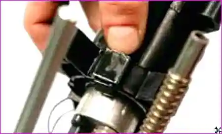 Стопорная шайба, установленная в корпус фильтра