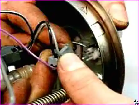 Извлечение кожуха из старого топливного насоса для установки на новый