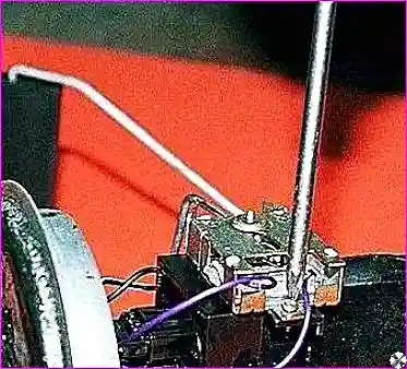 Отсоединение колодок жгутов проводов от кронштейна датчика уровня топлива