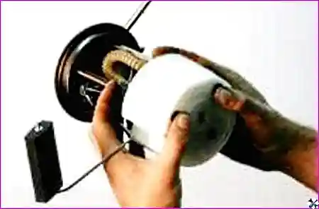 Два винта крепления датчика уровня топлива к корпусу насоса