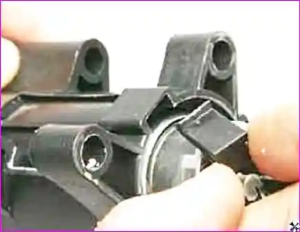 Отсоединение колодки жгута проводов от электродвигателя топливного насоса