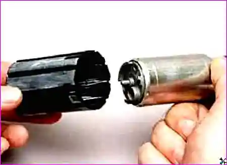 Демонтированный топливный насос в сборе