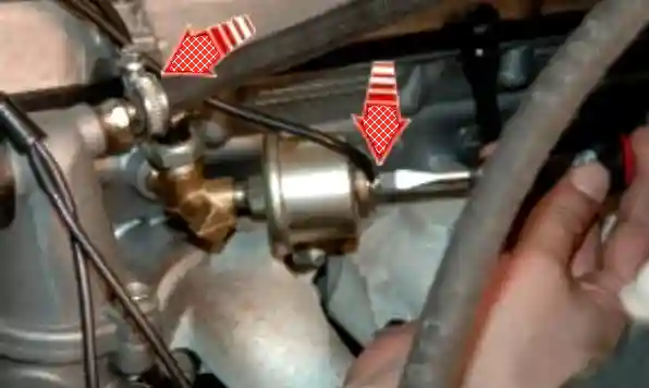 Общий вид датчиков давления масла, установленных в тройнике на головке блока цилиндров