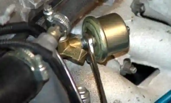 Ослабление винтов крепления наконечника провода к датчику давления масла
