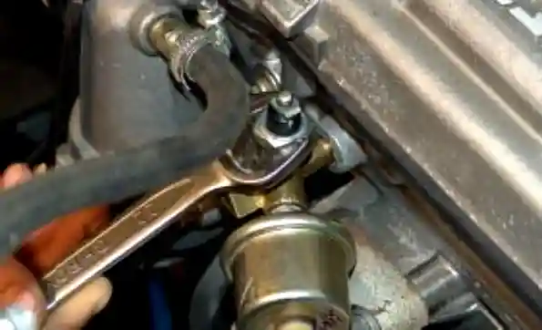 Выворачивание датчика указателя давления масла из тройника