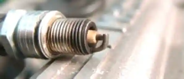 Проверка искрообразования исправной свечой Экспресс-проверка катушки зажигания с помощью свечи