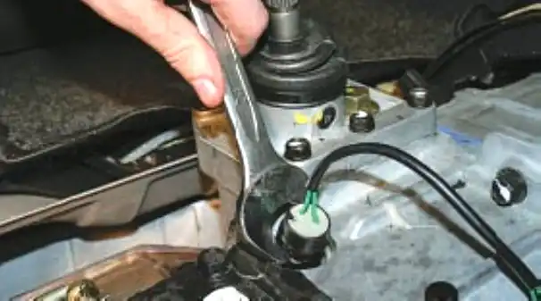 Замена выключателя заднего хода УАЗ Патриот Замена выключателя заднего хода УАЗ Патриот