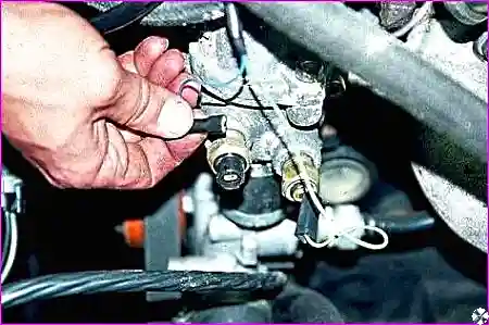 Местоположение датчиков на двигателе Расположение датчиков температуры и перегрева охлаждающей жидкости на корпусе термостата