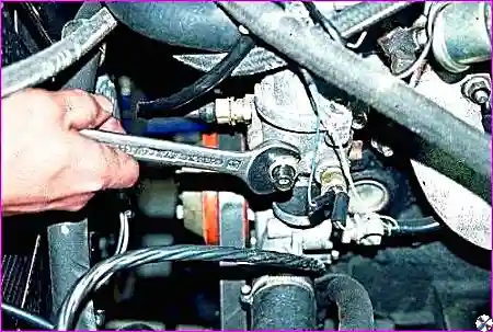 Отсоединение электрического разъема датчика Снятие наконечника провода с вывода датчика температуры охлаждающей жидкости