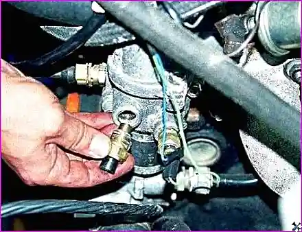 Демонтаж датчика температуры Выворачивание датчика температуры из корпуса термостата с помощью ключа на 21