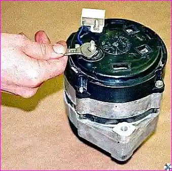 Отворачивание гайки провода