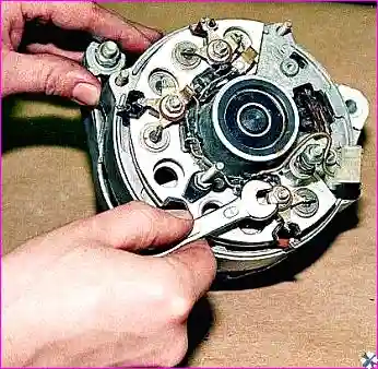 Отворачивание гаек выпрямительного блока