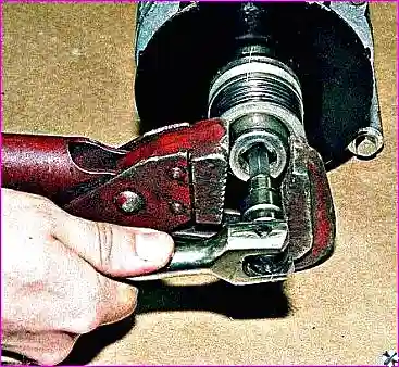 Отворачивание гайки шкива